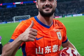 开云棋牌 -包含转折点山东泰山官宣签约，社区盾今晚攻防权衡，气氛紧张，球探报告显示潜力的词条