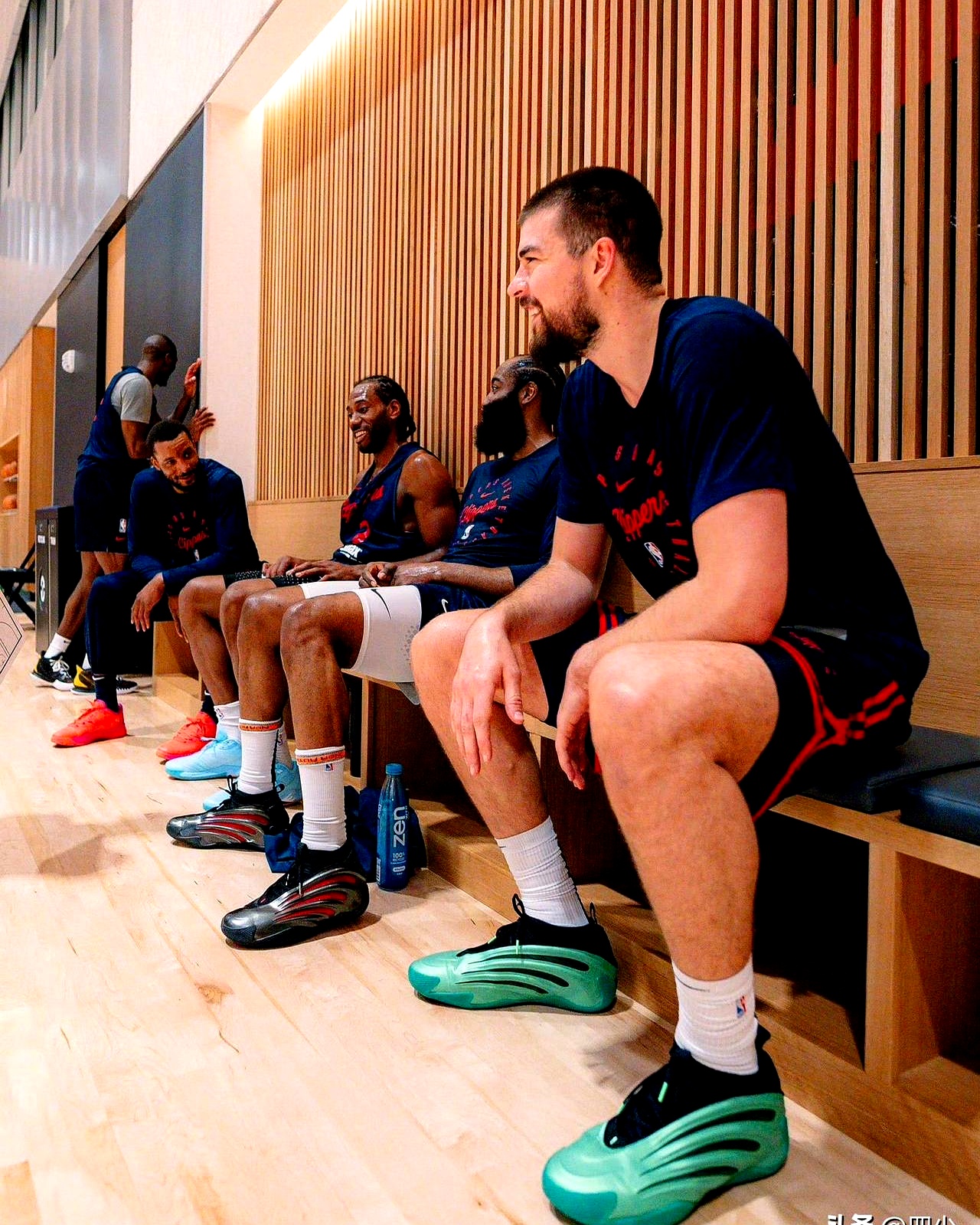 清晨洛杉矶快船备战欧超杯，强势反弹细节曝光，质疑声仍在，更衣室氛围转暖 