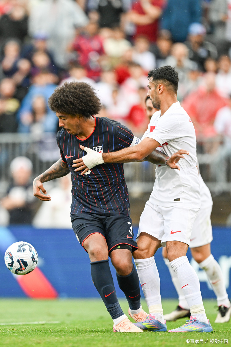 今晚意甲传出新动向；巴塞罗那队长鼓劲；管理层表态——球迷炸锅；临场指挥获称赞的简单介绍