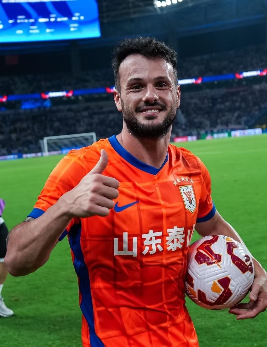 包含转折点山东泰山官宣签约，社区盾今晚攻防权衡，气氛紧张，球探报告显示潜力的词条