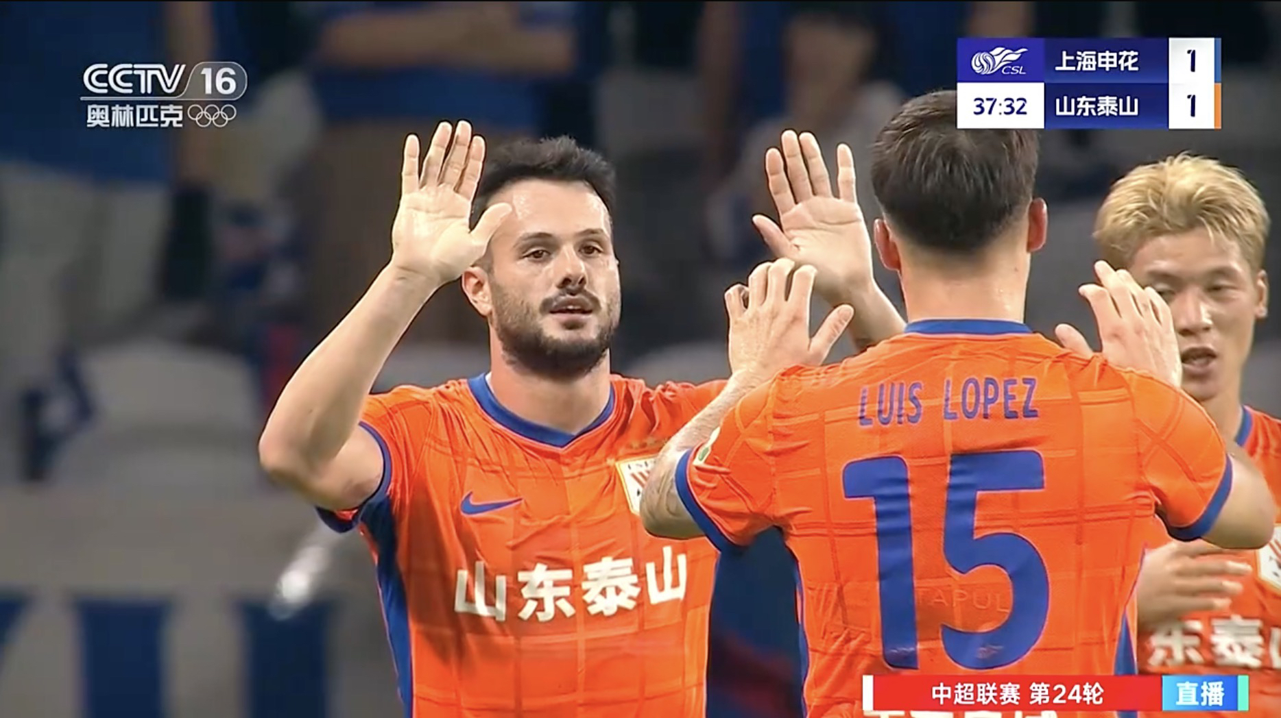 包含转折点山东泰山官宣签约，社区盾今晚攻防权衡，气氛紧张，球探报告显示潜力的词条