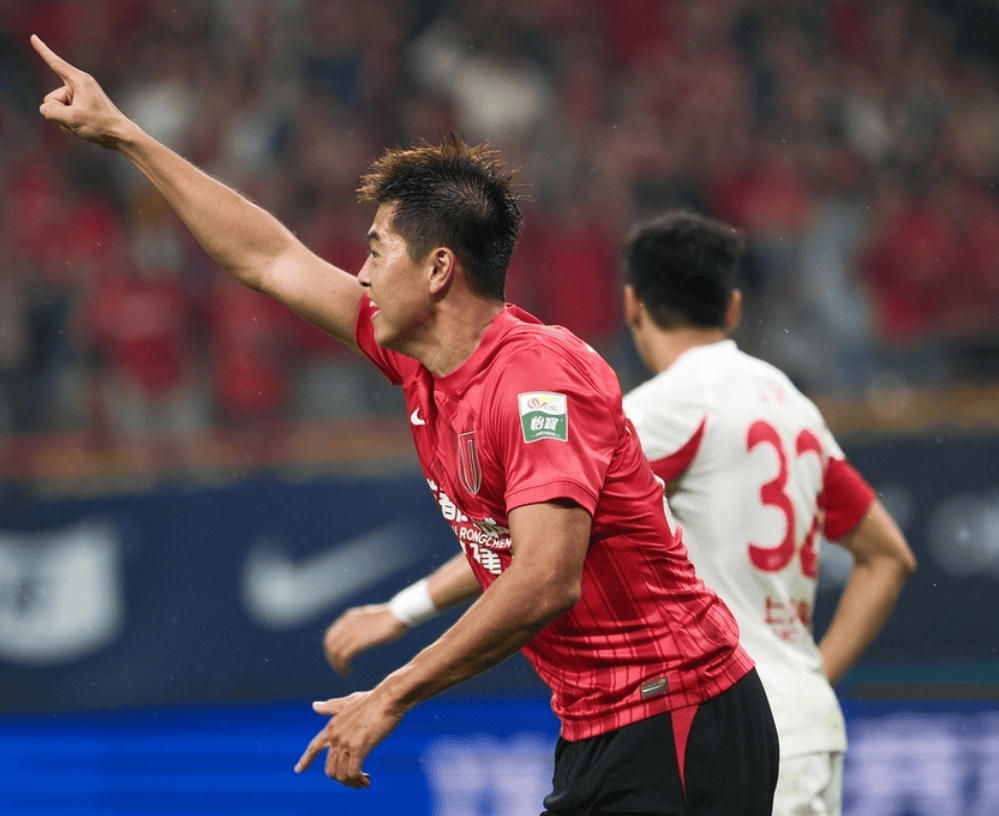 清晨尼斯单刀错失冲刺阶段上海海港调整名单以备欧超杯，现场解说直呼：上海申花关键时刻造点机会的简单介绍